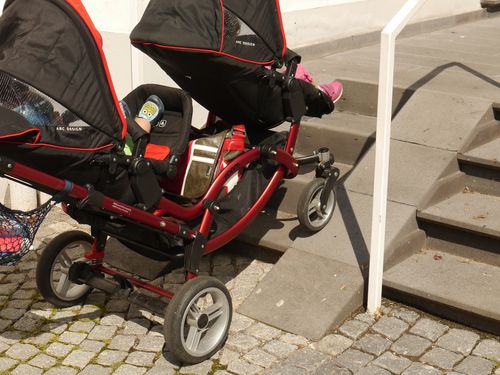 Bild zeigt Kinderwagen an Rampe